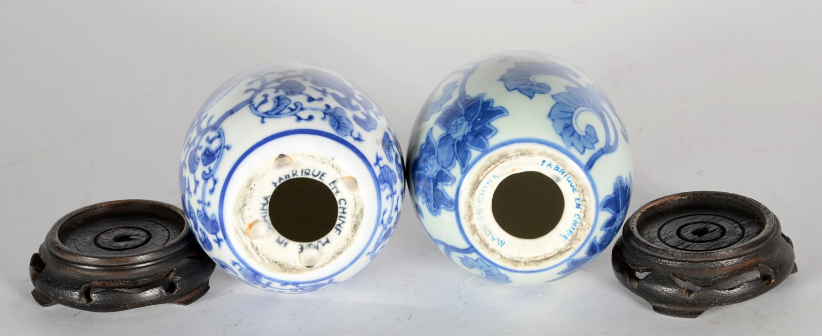 Par de pinhas de porcelana azul e branca, base de madeira. - foto 4 de 5