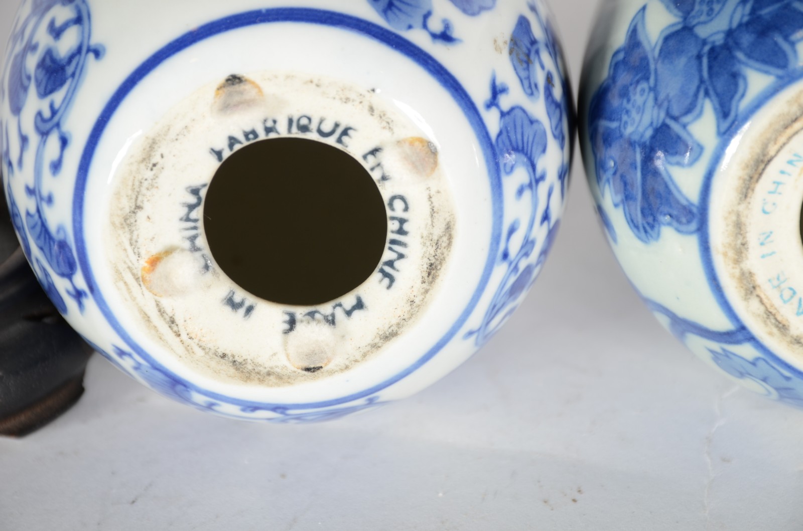 Par de pinhas de porcelana azul e branca, base de madeira. - foto 5 de 5