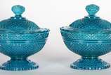 Três peças diversas, sendo: 2 bombonieres e peq... - Três peças diversas, sendo: 2 bombonieres e pequena fruteira "vidrão" pintada de azul (descascado).