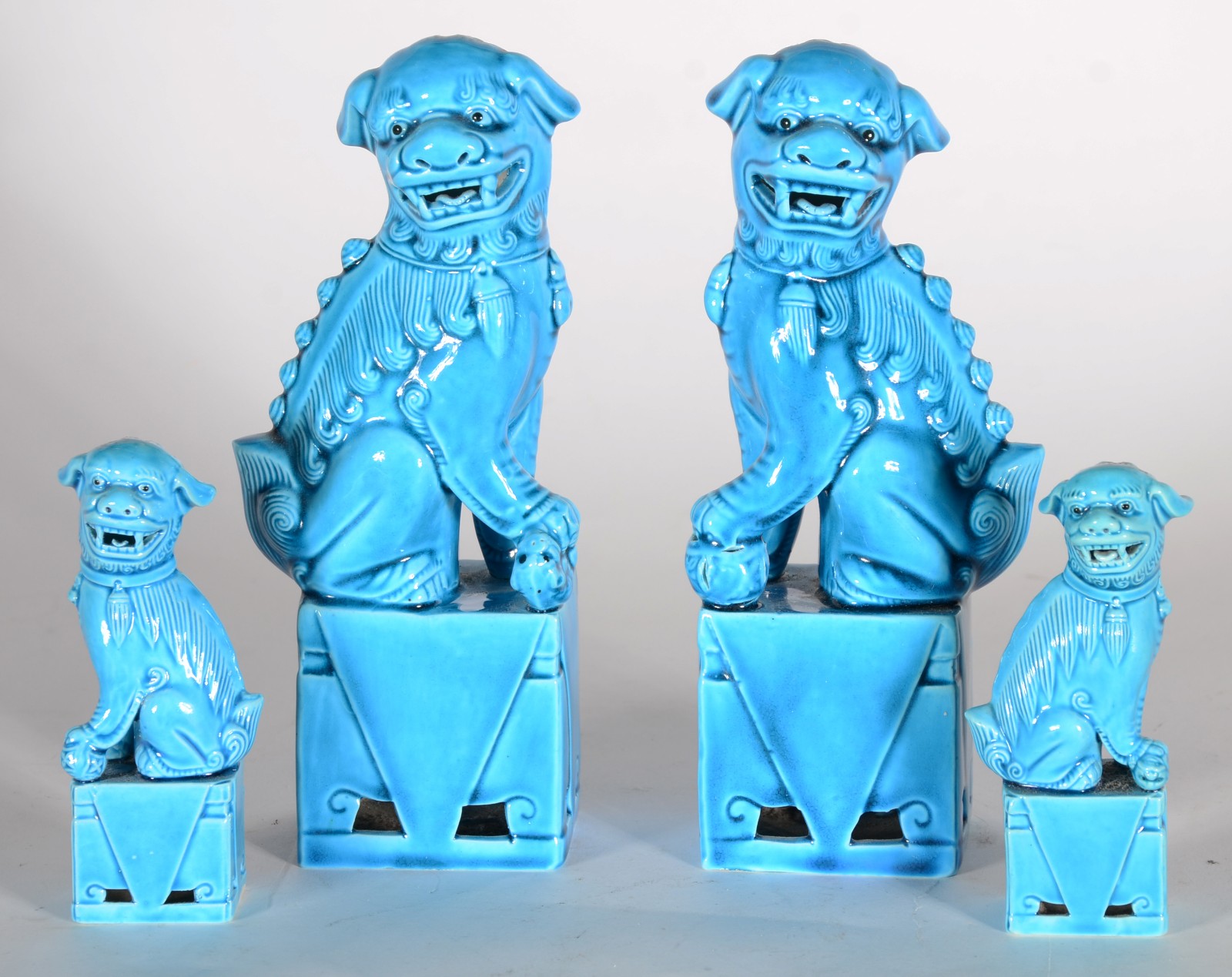 Quatro estatuetas de porcelana azul turquesa representando cães de fó. - foto 1 de 5