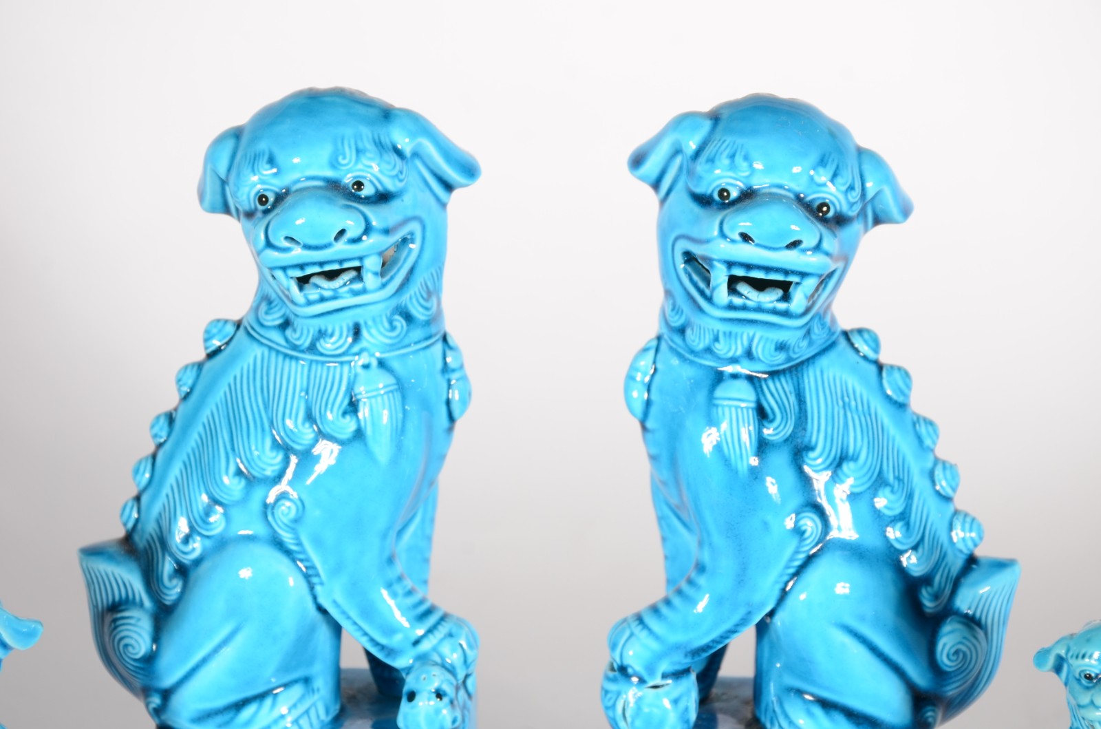 Quatro estatuetas de porcelana azul turquesa representando cães de fó. - foto 2 de 5