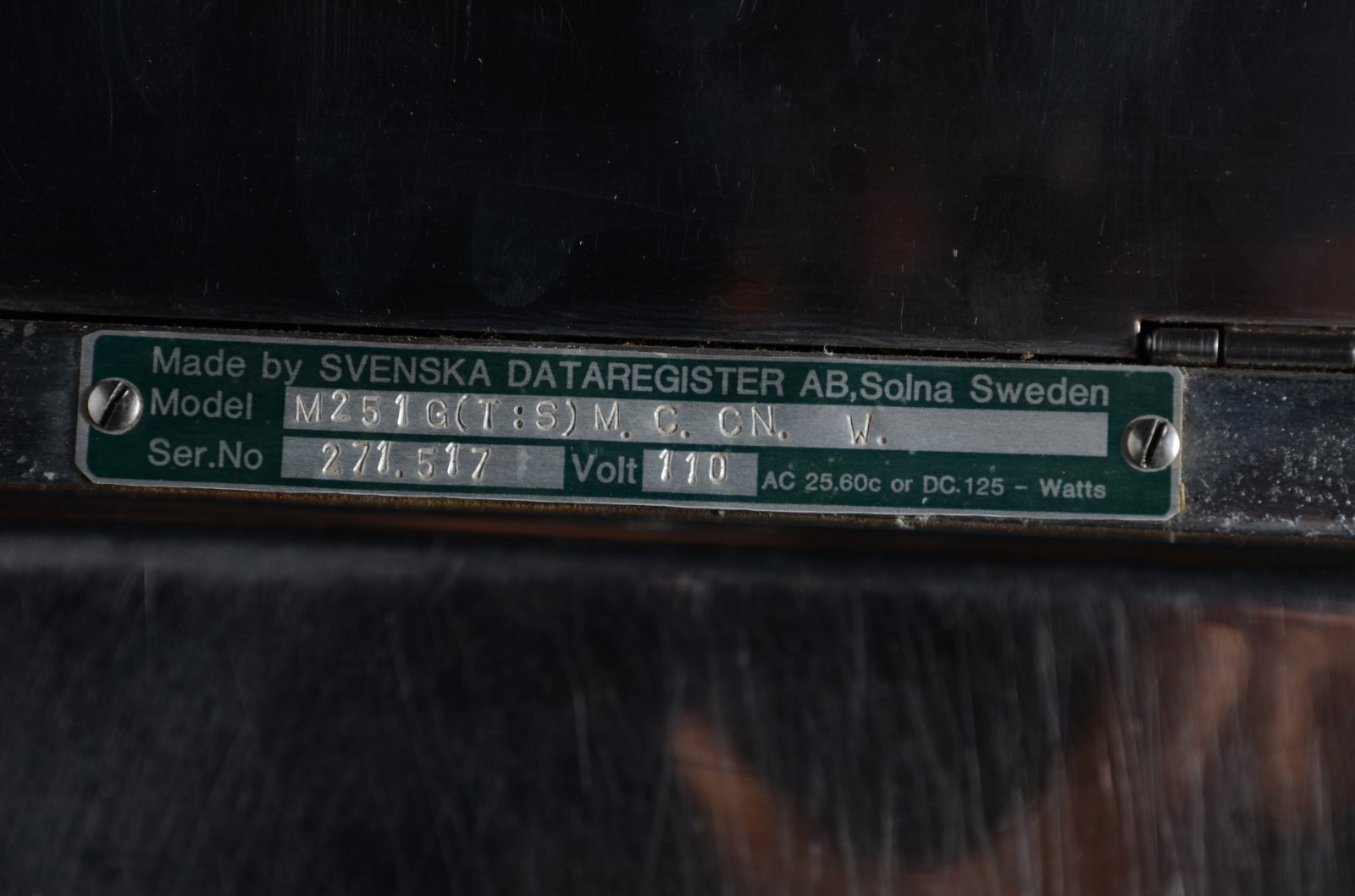 Antiga máquina registradora de metal, marca Sweda. Desgastes. - foto 9 de 11