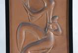 Assinatura não identificada, Figura feminina e ... - Escultura de parede de metal. Assinada.