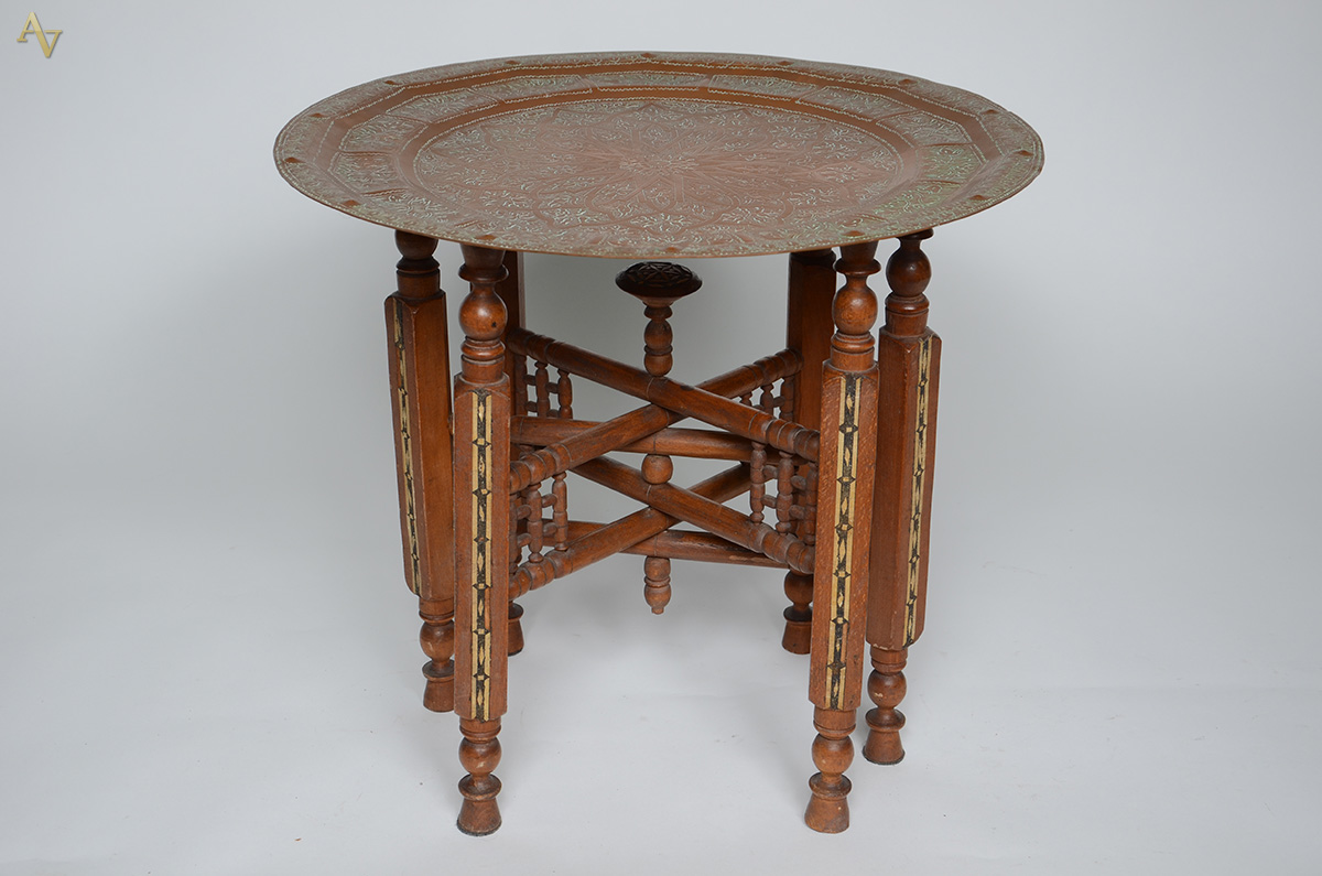 Mesa marroquina com base de madeira marchetada e tampo circular de...