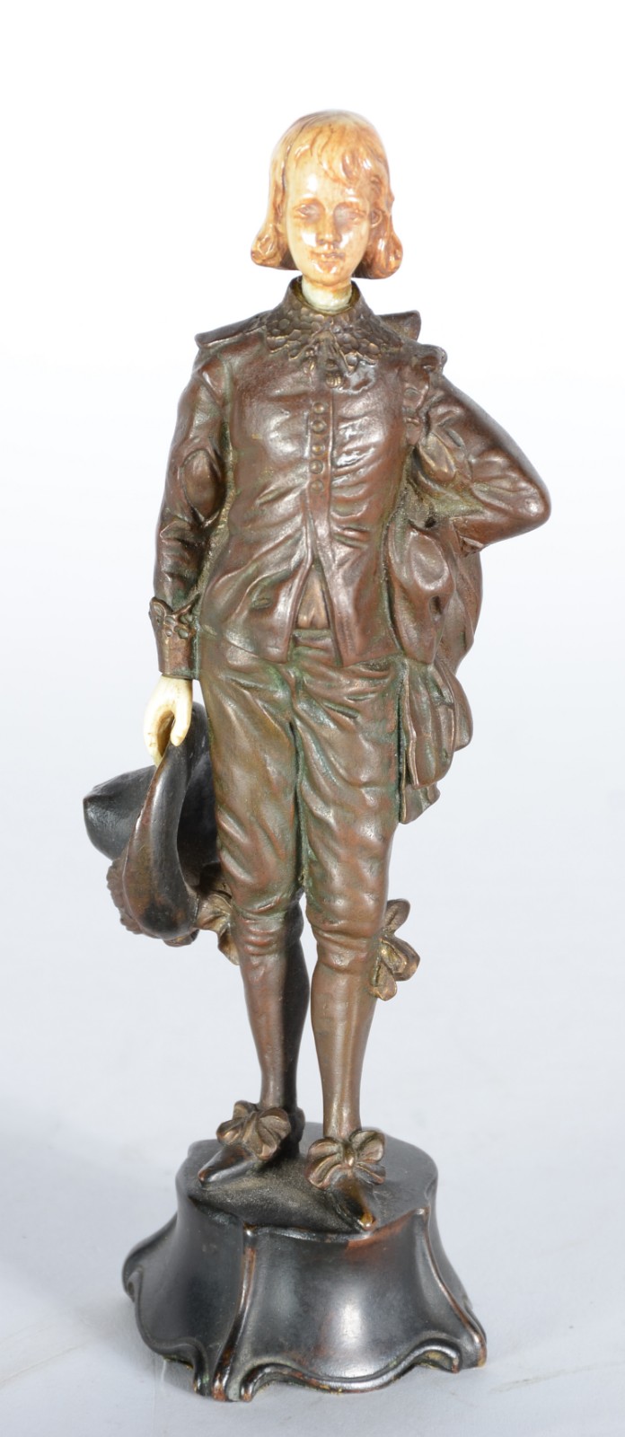 Escultura de bronze e marfim representando Jovem cavalheiro com... - foto 1 de 8