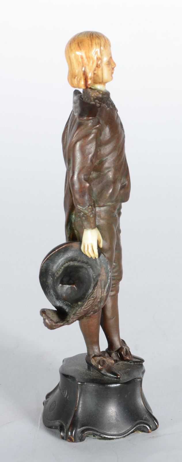 Escultura de bronze e marfim representando Jovem cavalheiro com... - foto 2 de 8