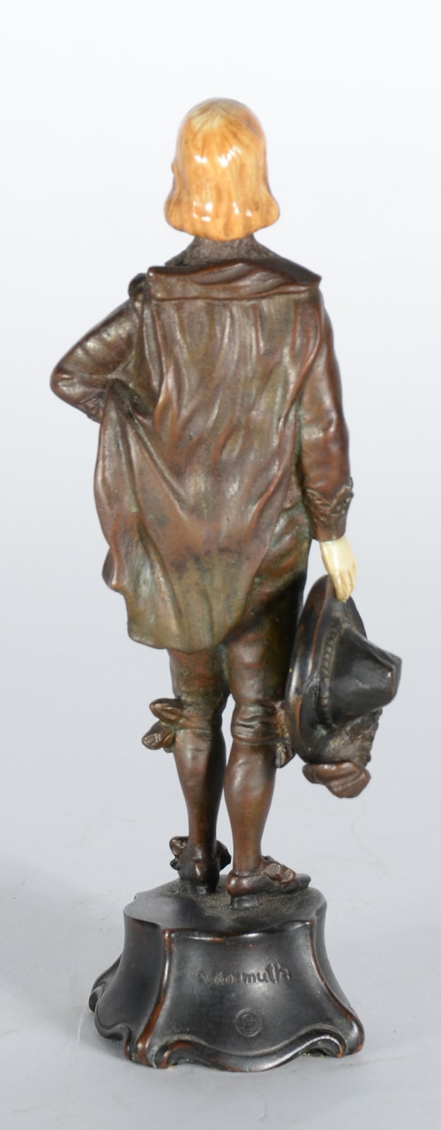 Escultura de bronze e marfim representando Jovem cavalheiro com... - foto 3 de 8