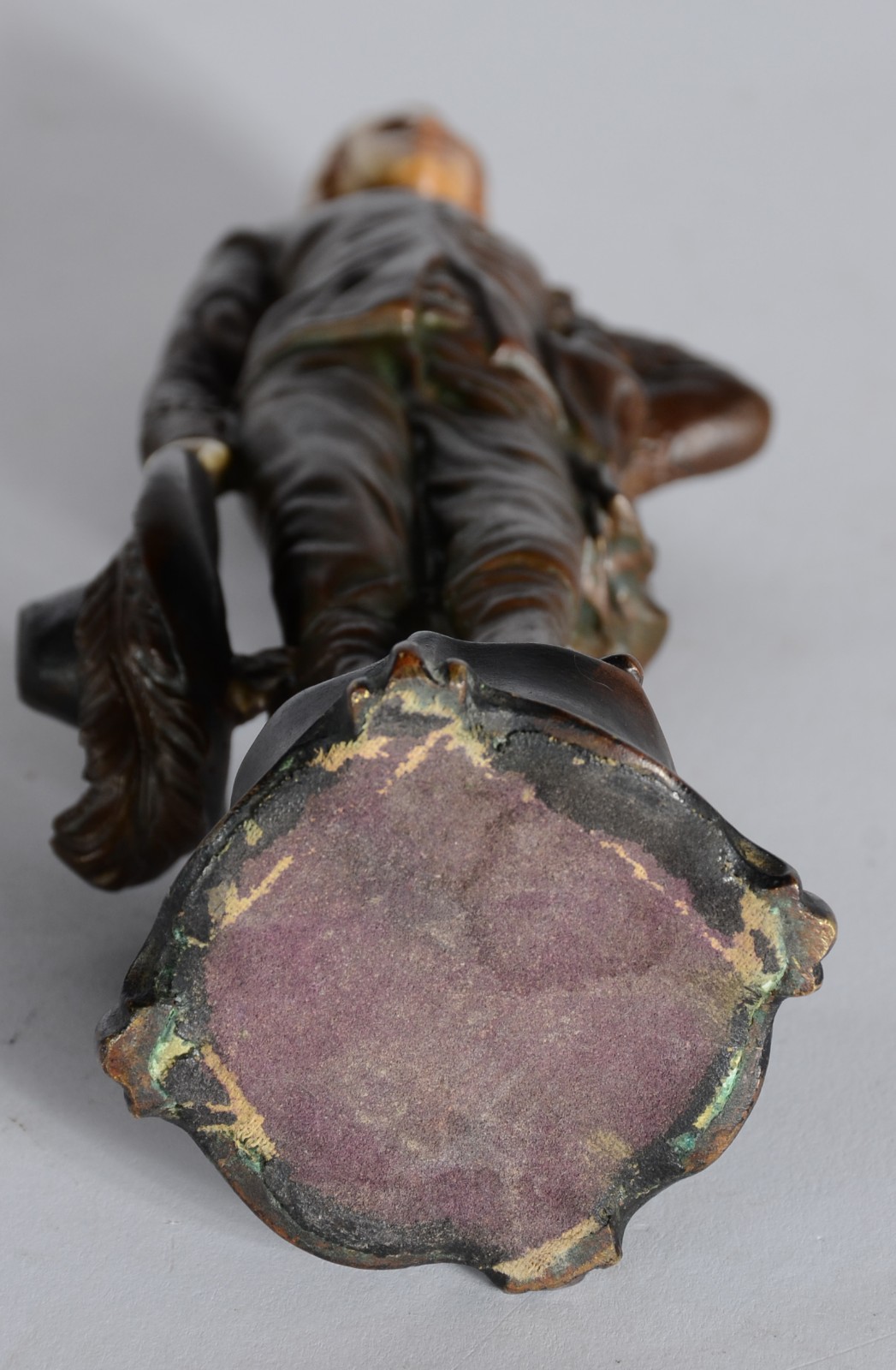 Escultura de bronze e marfim representando Jovem cavalheiro com... - foto 8 de 8