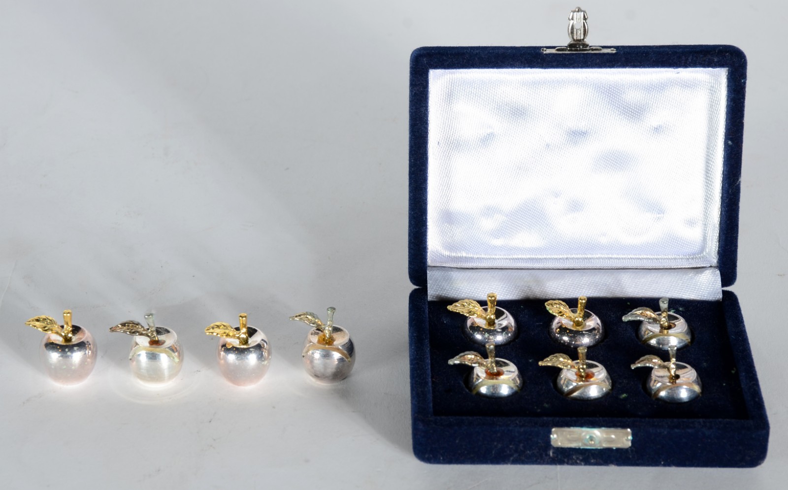 Conjunto com 10 marcadores de mesa de metal prateado no feitio de... - foto 2 de 4