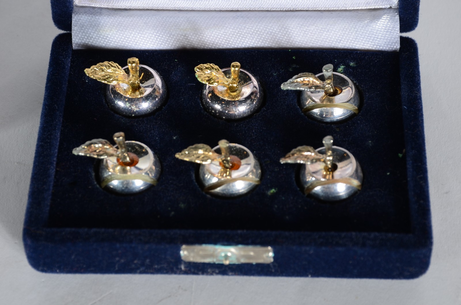 Conjunto com 10 marcadores de mesa de metal prateado no feitio de... - foto 3 de 4