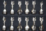 Conjunto com 12 marcadores de metal em forma de... - Conjunto com 12 marcadores de metal em forma de frutos. Altura 6 cm cada (um deles faltando uma folha).