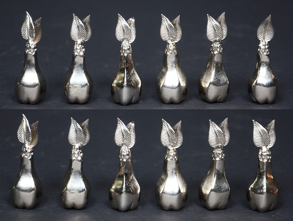 Conjunto com 12 marcadores de metal em forma de frutos. Altura 6 cm...