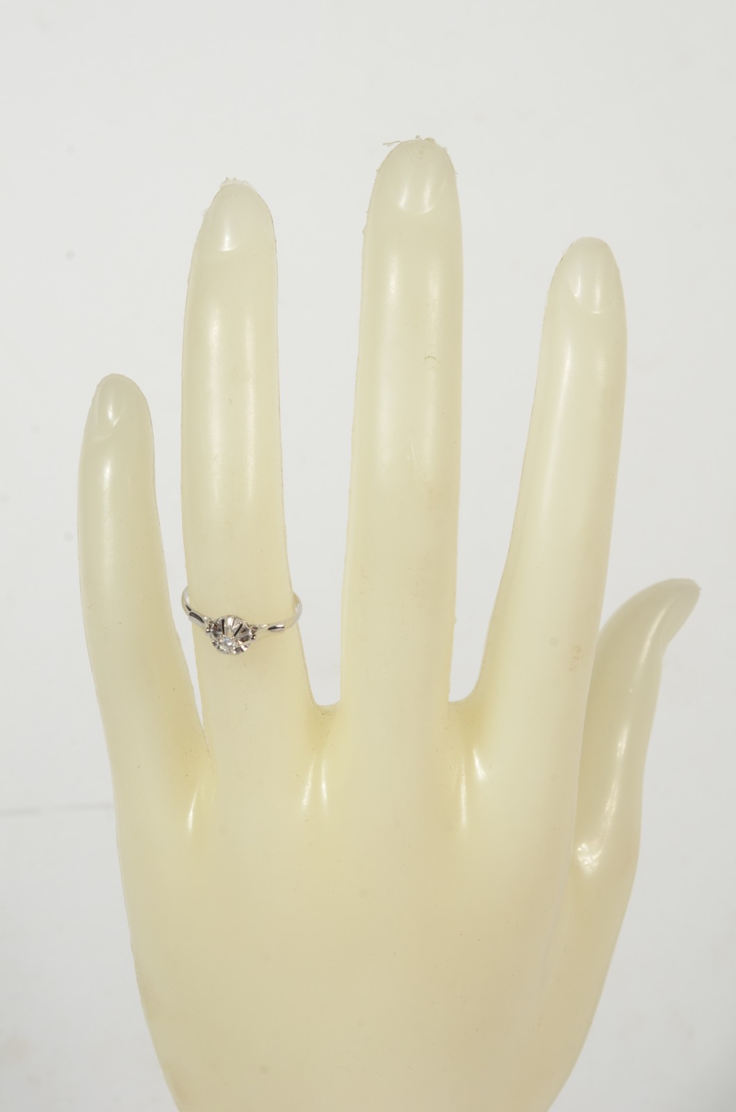Solitário de ouro branco com brilhante de aproximadamente 0,05 ct... - foto 4 de 4