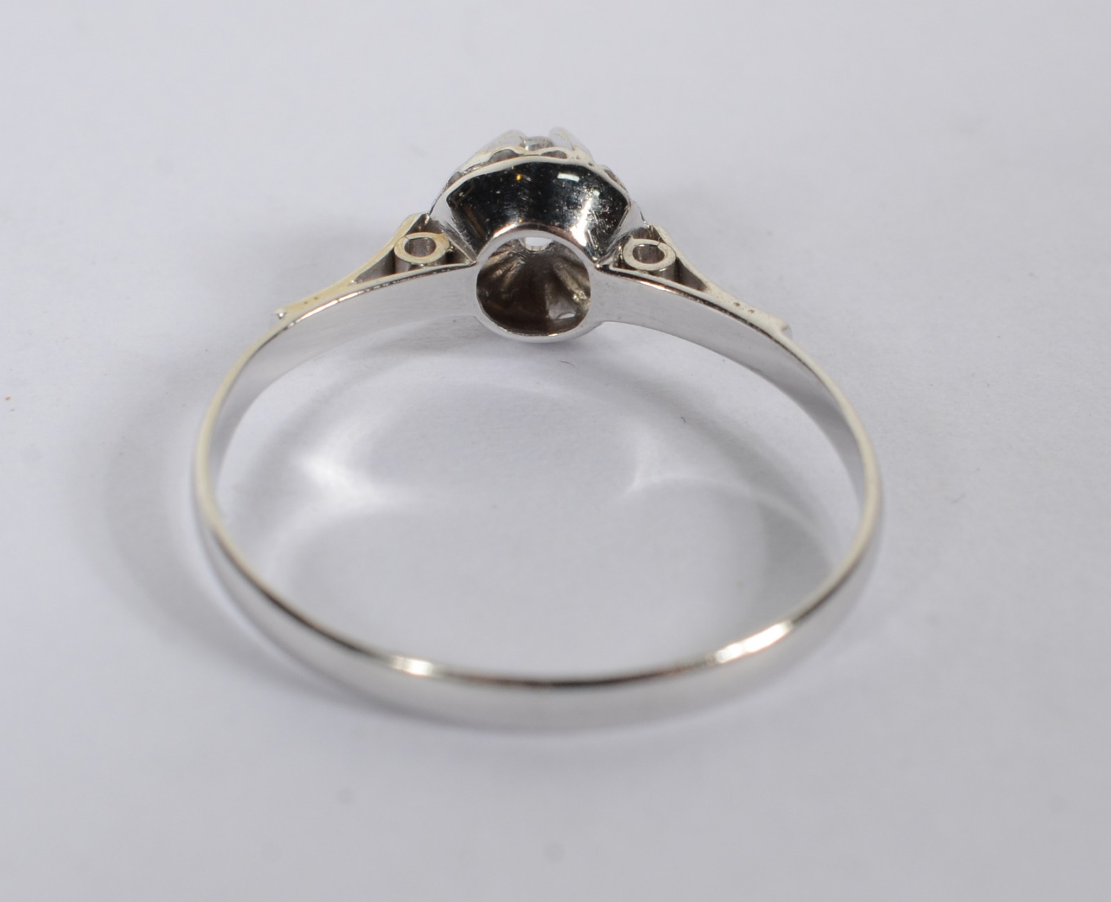 Solitário de ouro branco com brilhante de aproximadamente 0,05 ct... - foto 3 de 4