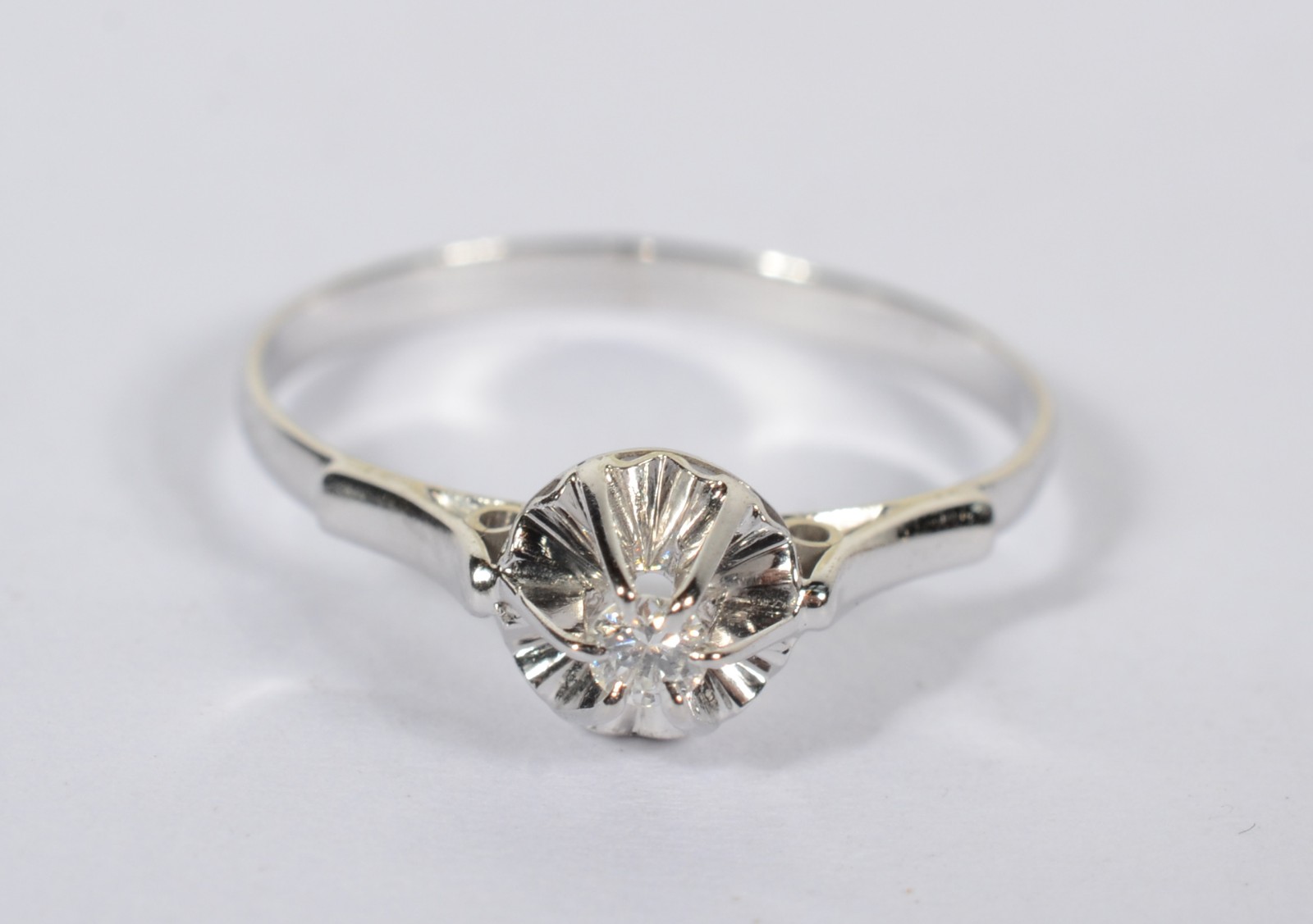 Solitário de ouro branco com brilhante de aproximadamente 0,05 ct... - foto 1 de 4