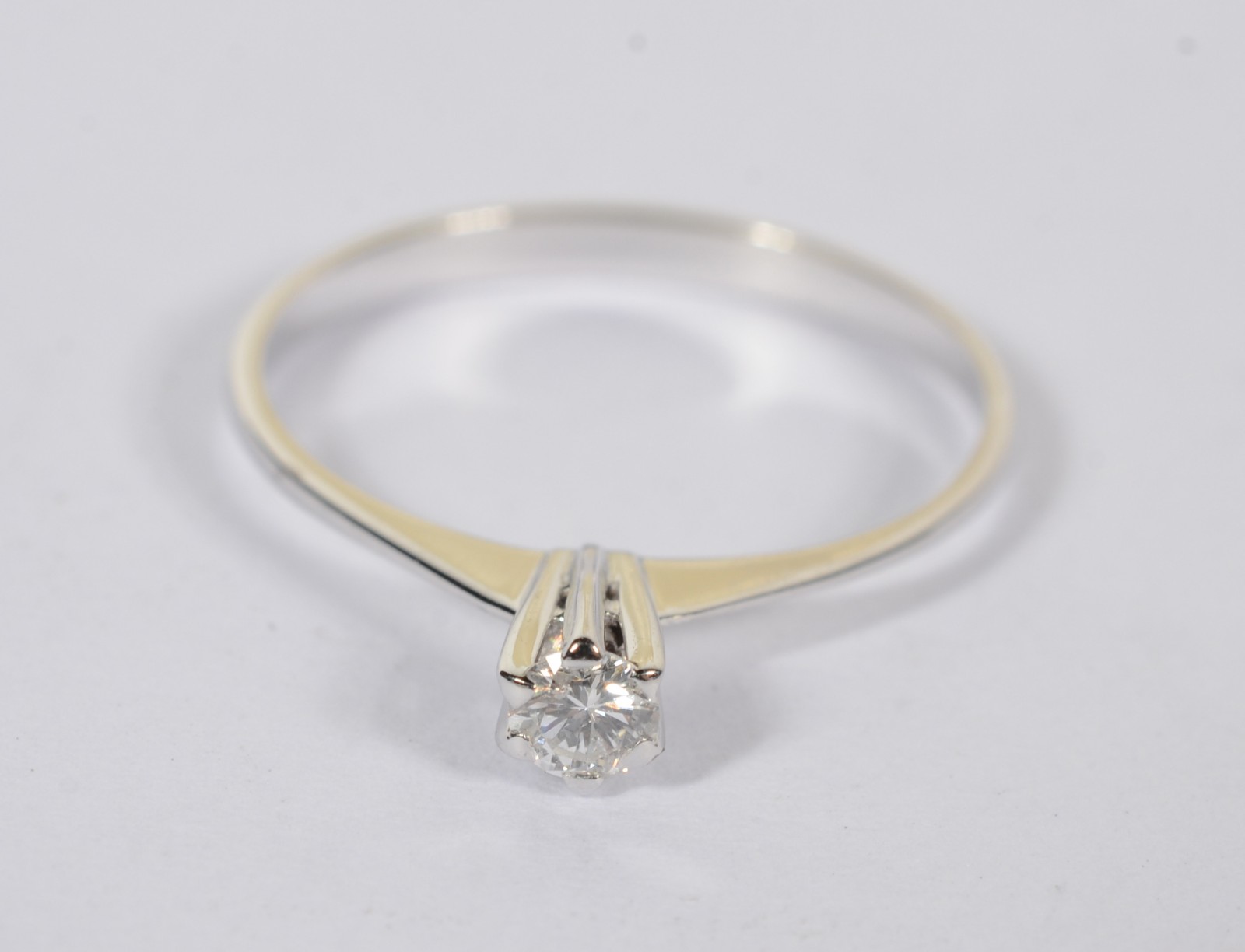 Solitário de ouro branco com brilhante de aproximadamente 0,13 ct... - foto 1 de 4