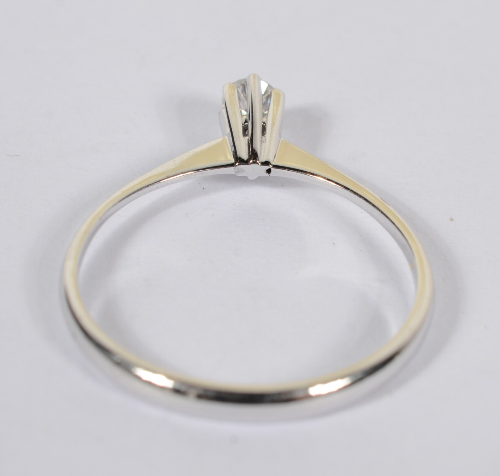 Solitário de ouro branco com brilhante de aproximadamente 0,13 ct... - foto 3 de 4