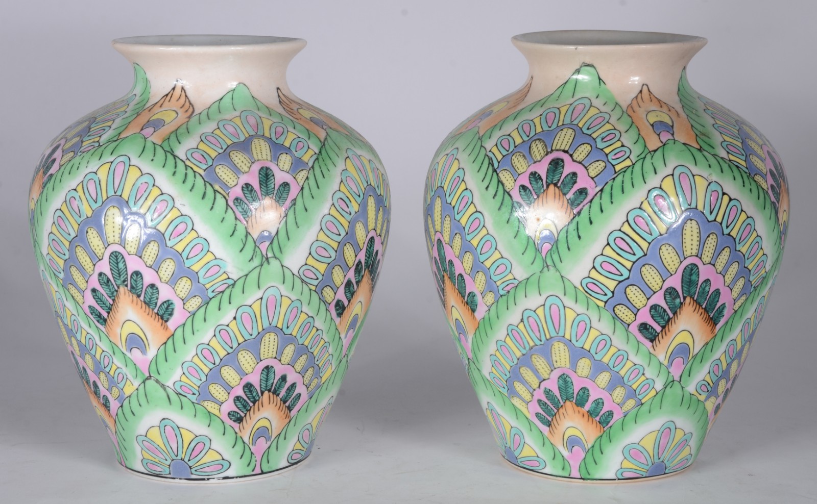 Par de vasos decorativos de porcelana policromada. - foto 1 de 4