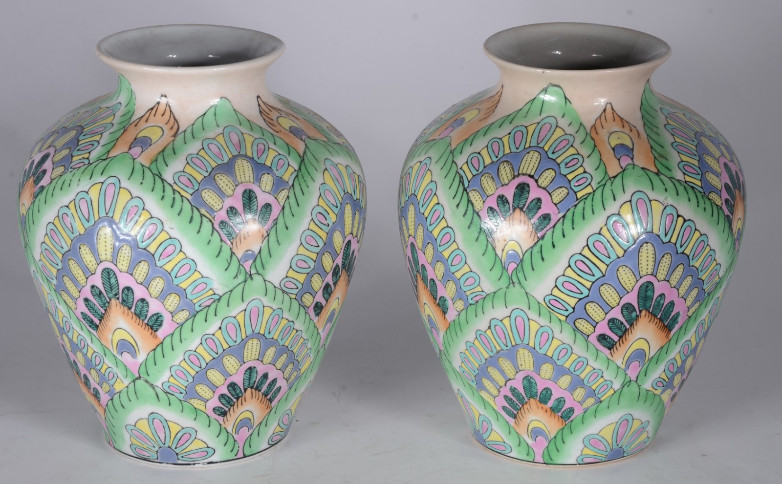 Par de vasos decorativos de porcelana policromada. - foto 2 de 4