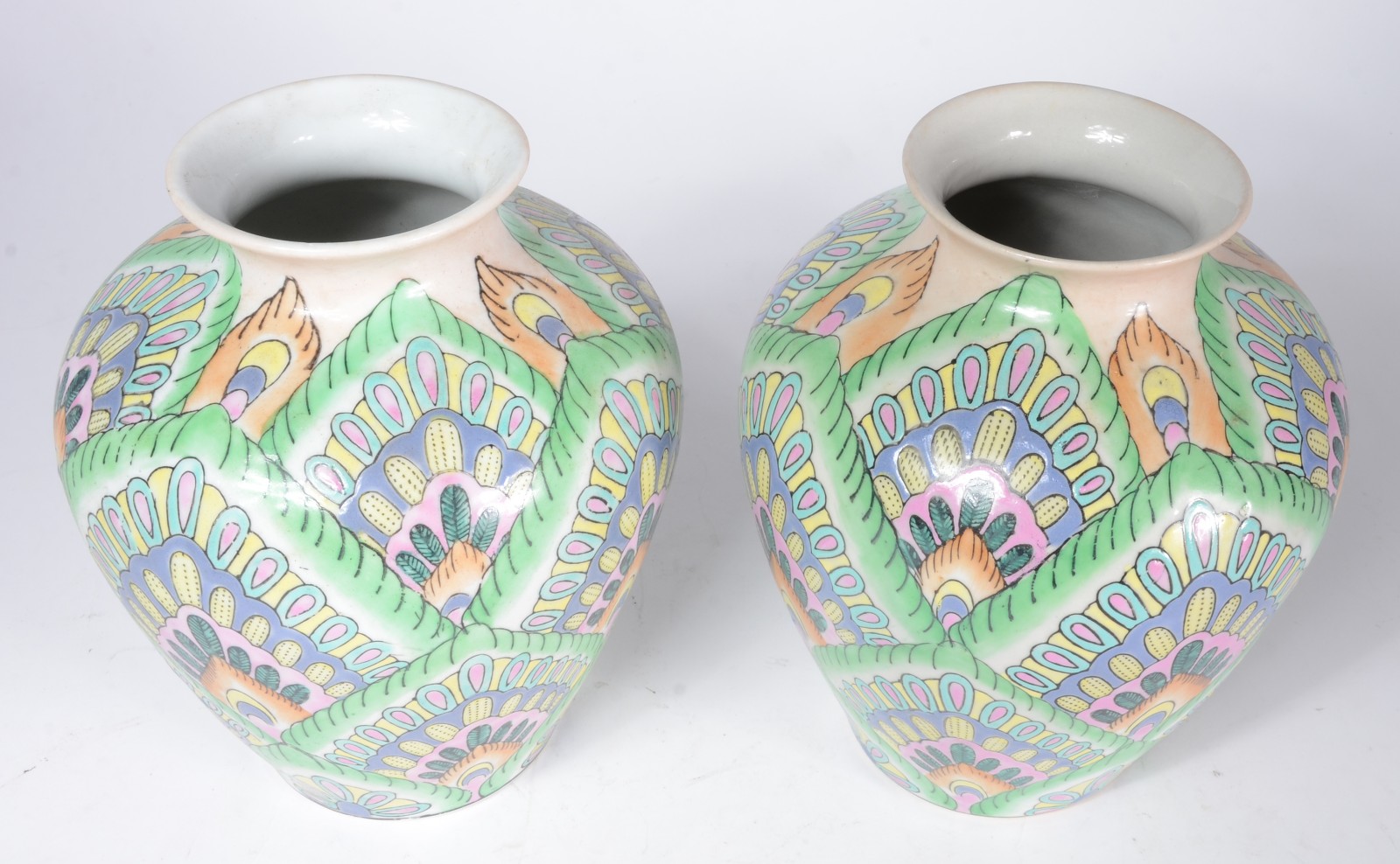 Par de vasos decorativos de porcelana policromada. - foto 3 de 4
