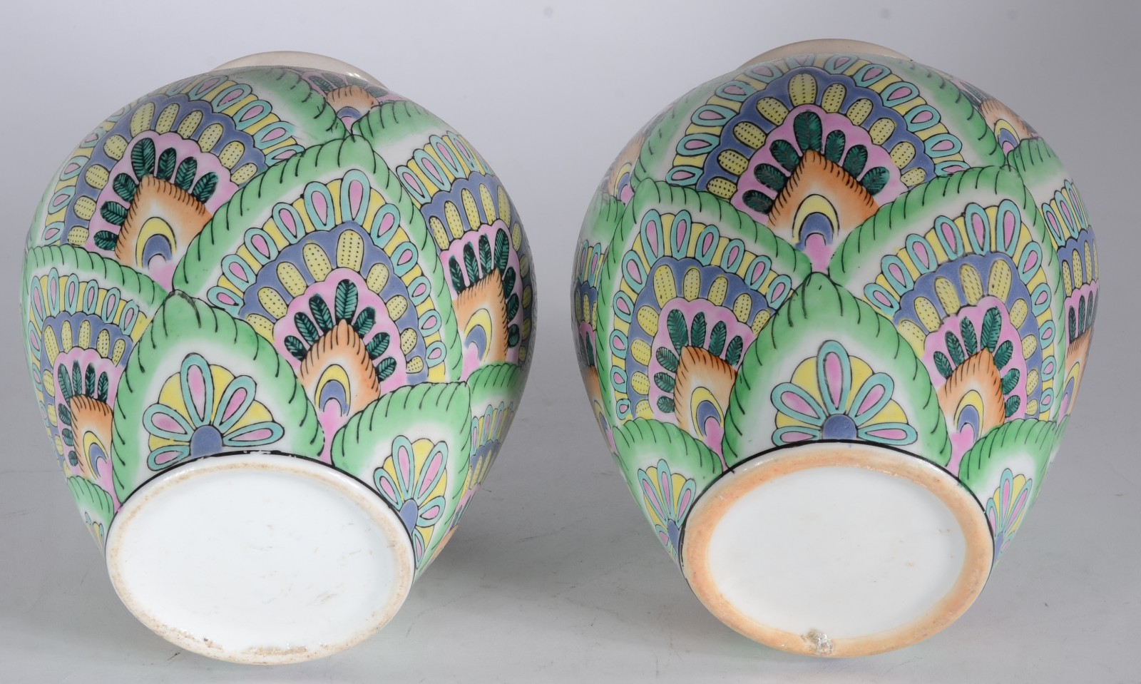 Par de vasos decorativos de porcelana policromada. - foto 4 de 4