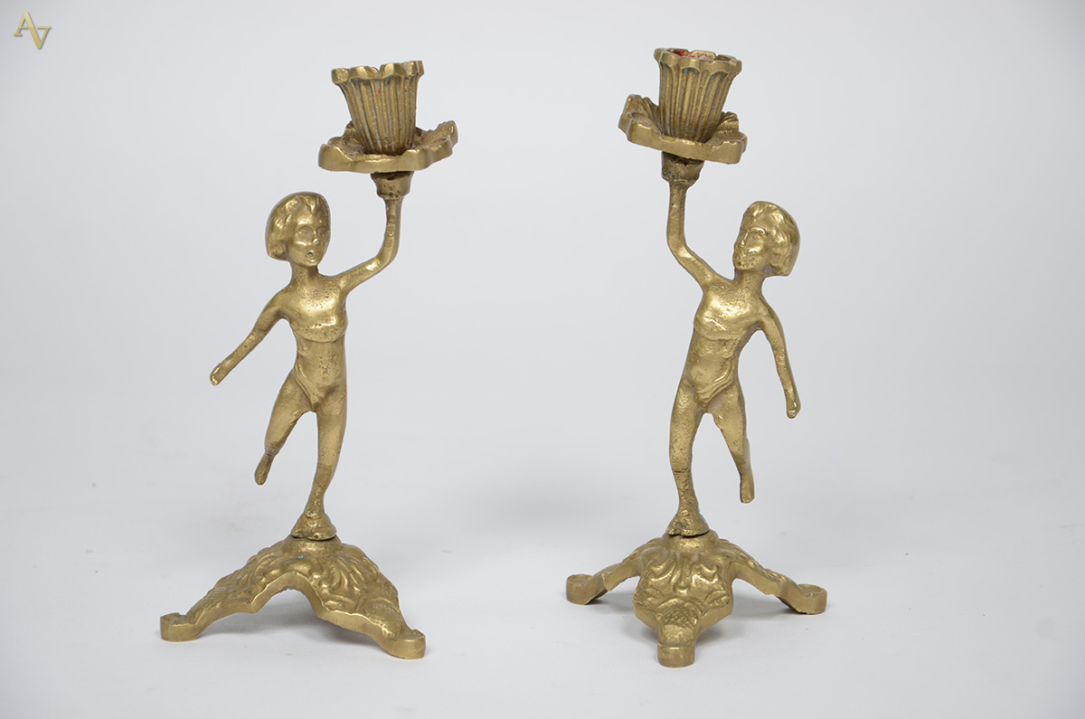 Par de castiçais de bronze. Altura 20,5 cm.