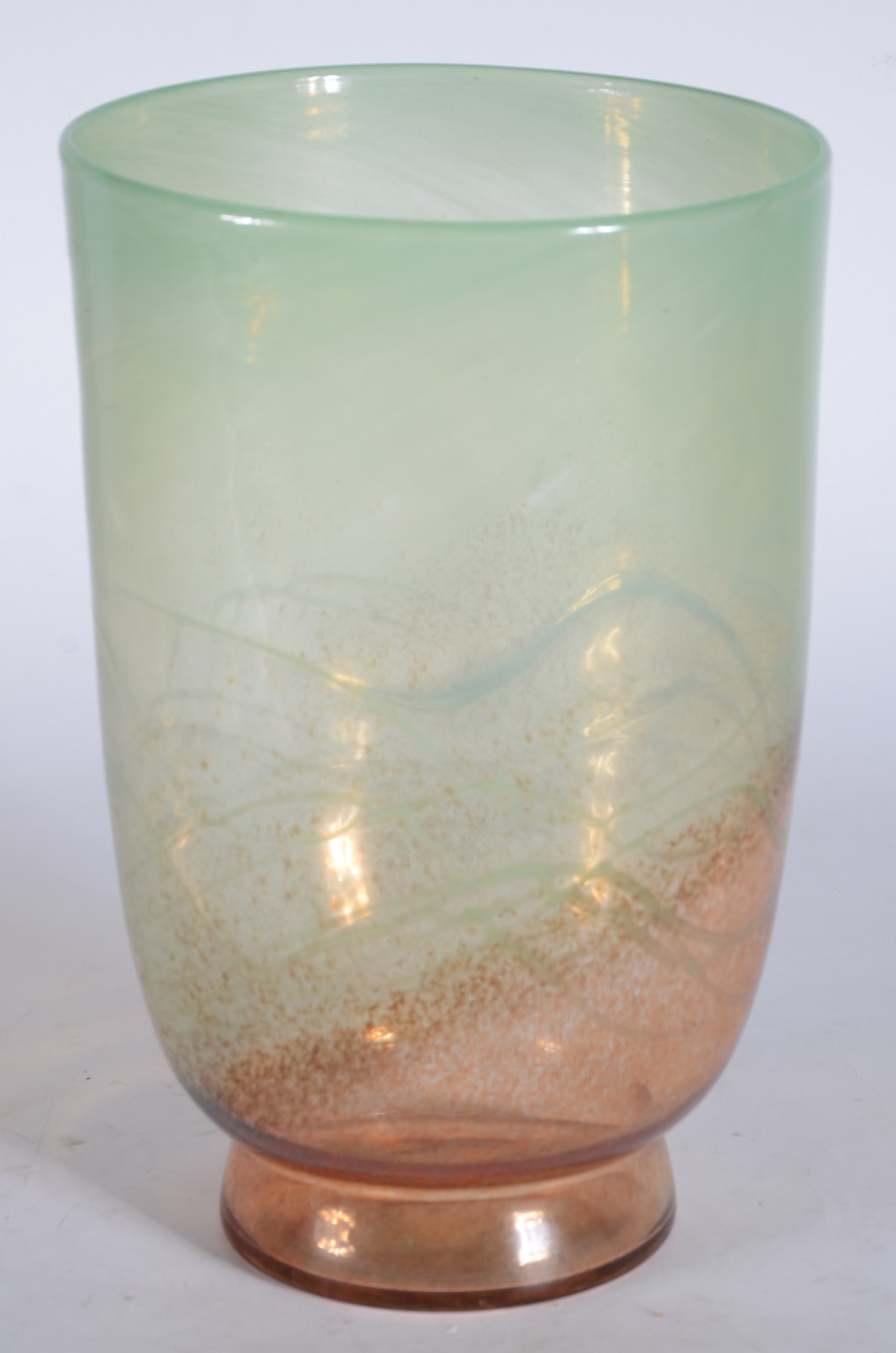 Vaso de murano degrade âmbar/verde com trabalhos em relevo. - foto 2 de 4