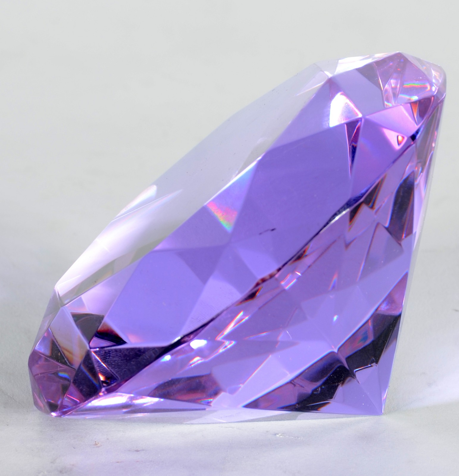 Enfeite de cristal na forma de "diamante lilás", no estojo. - foto 1 de 7