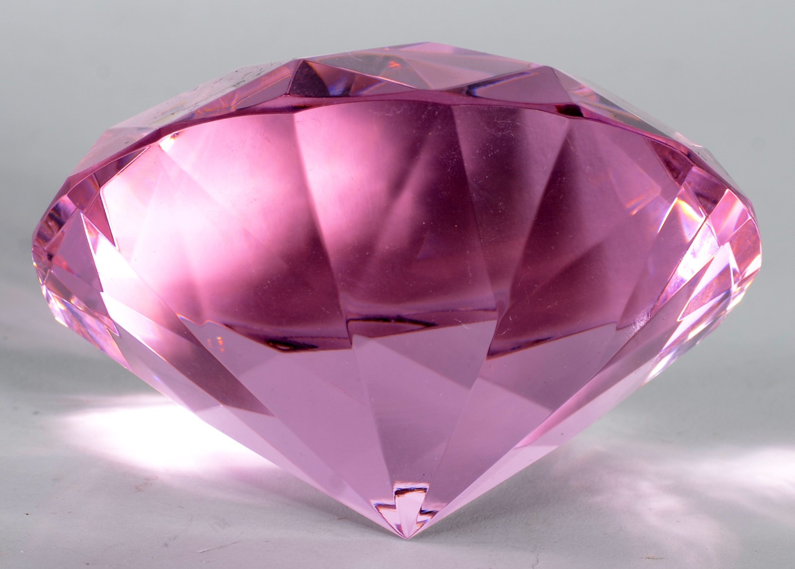Enfeite de cristal na forma de "diamante rosa", no estojo. - foto 5 de 8