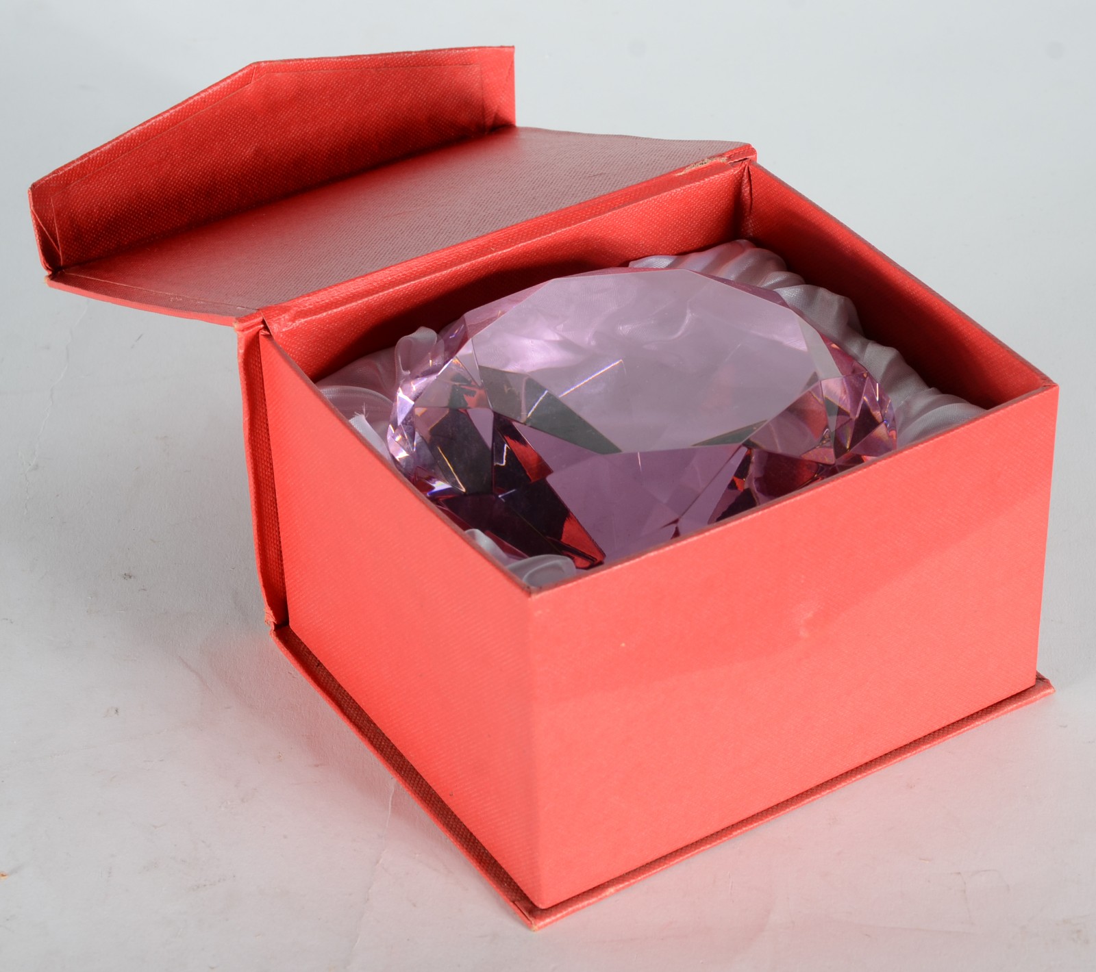 Enfeite de cristal na forma de "diamante rosa", no estojo. - foto 6 de 8