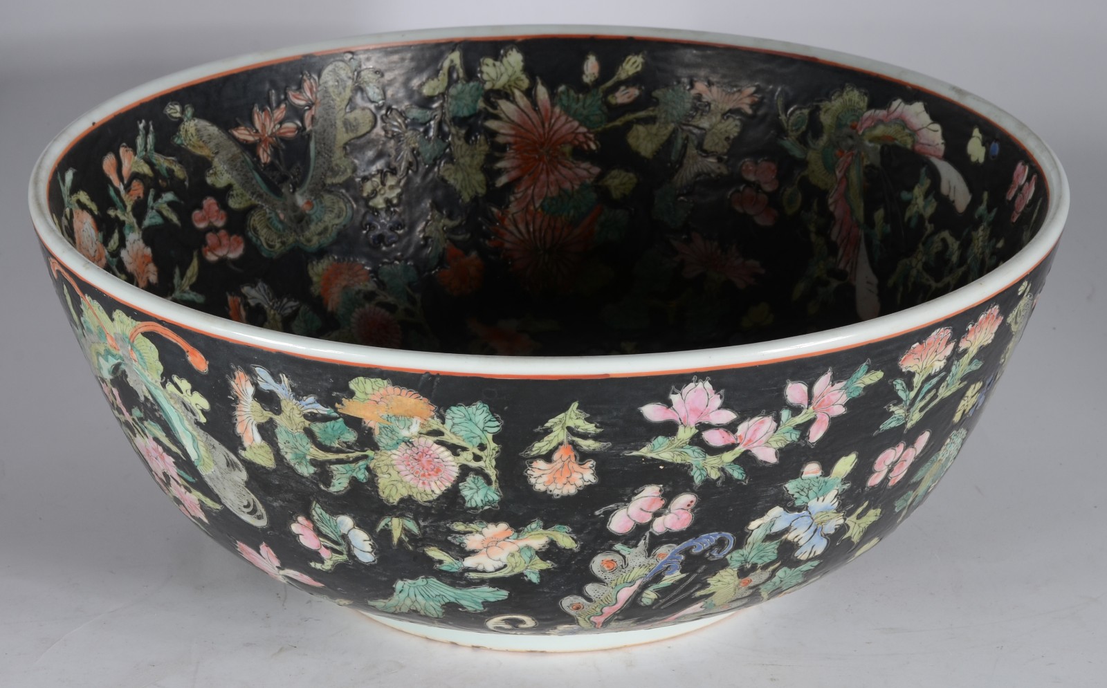 Bowl de porcelana oriental com flores em policromia sobre fundo... - foto 1 de 4