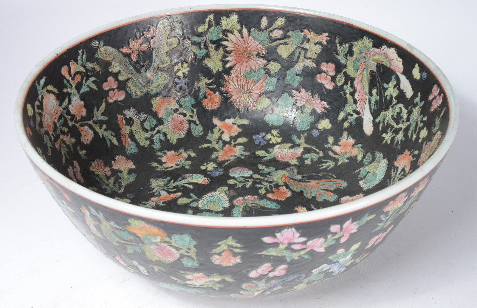 Bowl de porcelana oriental com flores em policromia sobre fundo... - foto 2 de 4