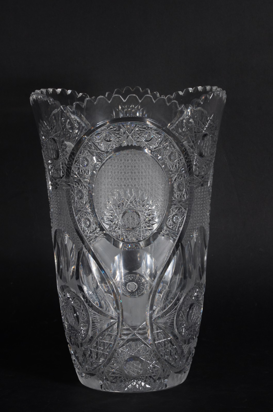 Grande vaso de cristal tcheco lapidado, borda dentada. Pequenos... - foto 1 de 5