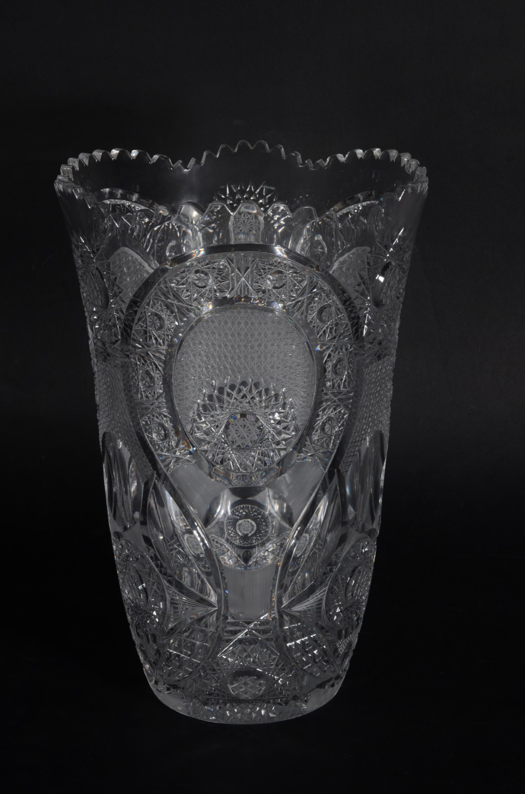 Grande vaso de cristal tcheco lapidado, borda dentada. Pequenos... - foto 2 de 5