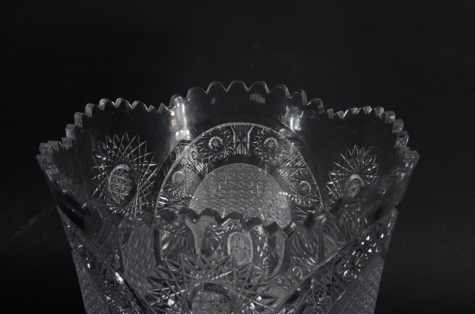 Grande vaso de cristal tcheco lapidado, borda dentada. Pequenos... - foto 3 de 5