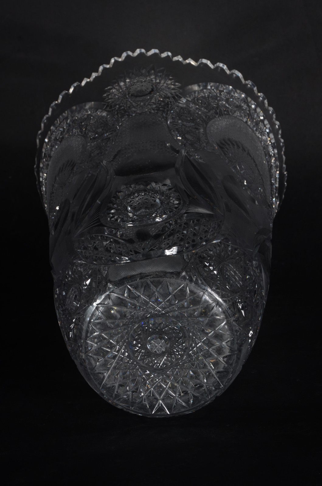 Grande vaso de cristal tcheco lapidado, borda dentada. Pequenos... - foto 4 de 5