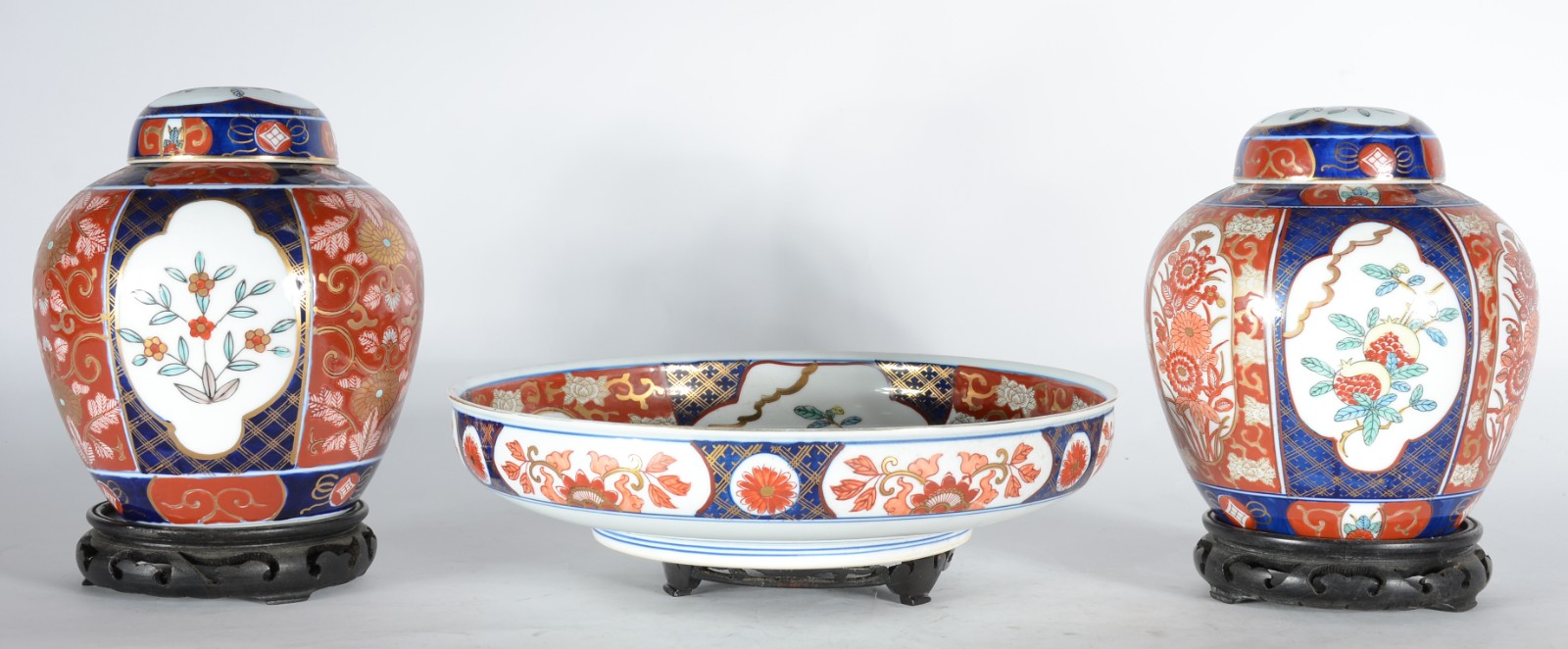 Conjunto de porcelana japonesa ao gosto Imari, composto de par de... - foto 1 de 8