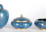 Três peças diversas de cloisoné azul floral, se... - Três peças diversas de cloisoné azul floral, sendo: potiche, bowl e bomboniere.