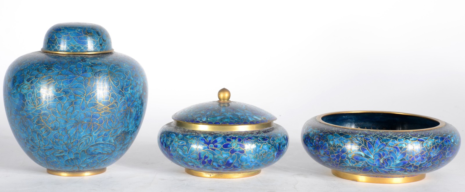 Três peças diversas de cloisoné azul floral, sendo: potiche, bowl e... - foto 1 de 7