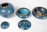 Três peças diversas de cloisoné azul floral, se... - Três peças diversas de cloisoné azul floral, sendo: potiche, bowl e bomboniere.