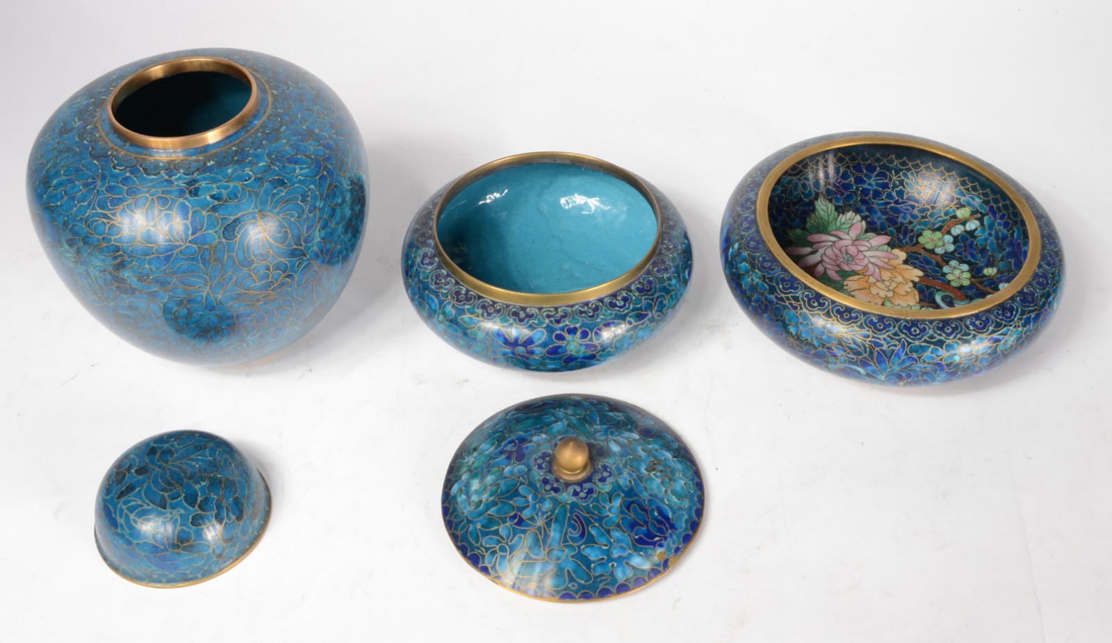 Três peças diversas de cloisoné azul floral, sendo: potiche, bowl e... - foto 2 de 7