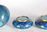 Três peças diversas de cloisoné azul floral, se... - Três peças diversas de cloisoné azul floral, sendo: potiche, bowl e bomboniere.
