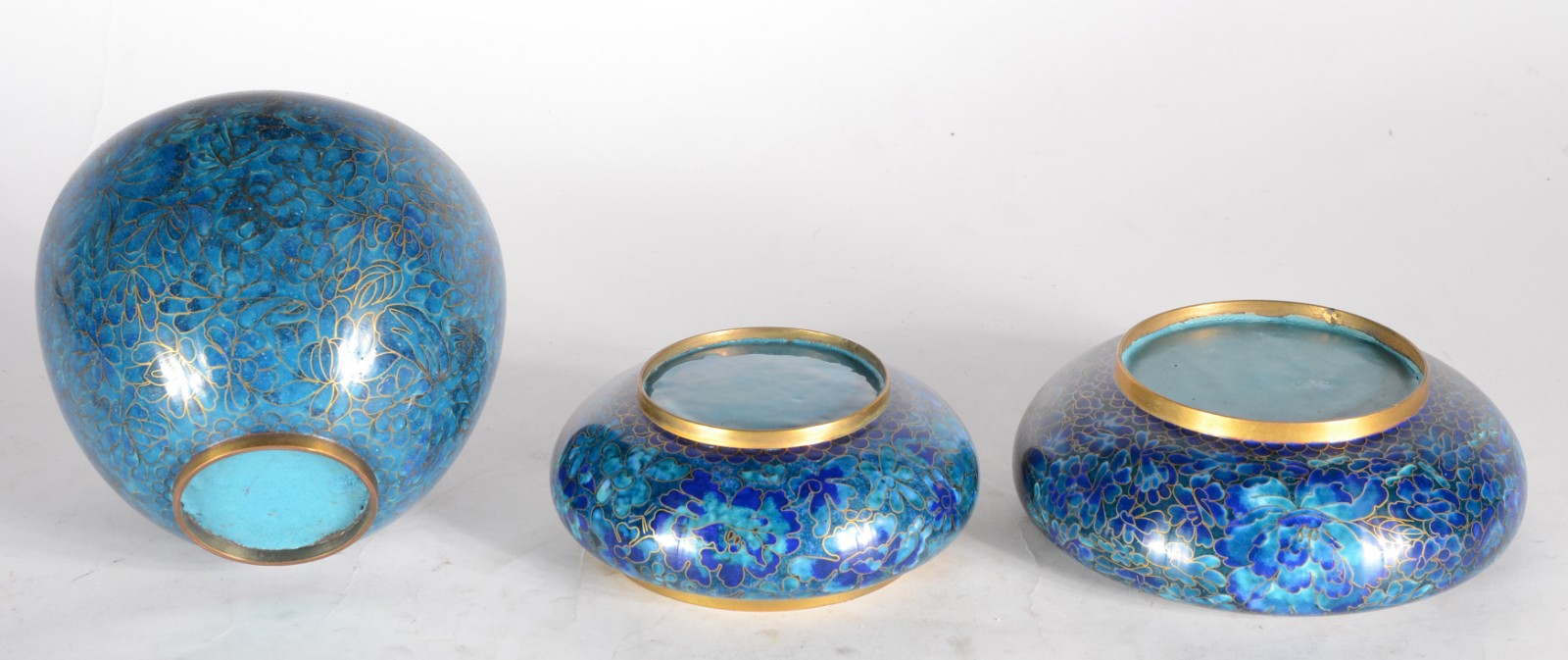 Três peças diversas de cloisoné azul floral, sendo: potiche, bowl e... - foto 3 de 7