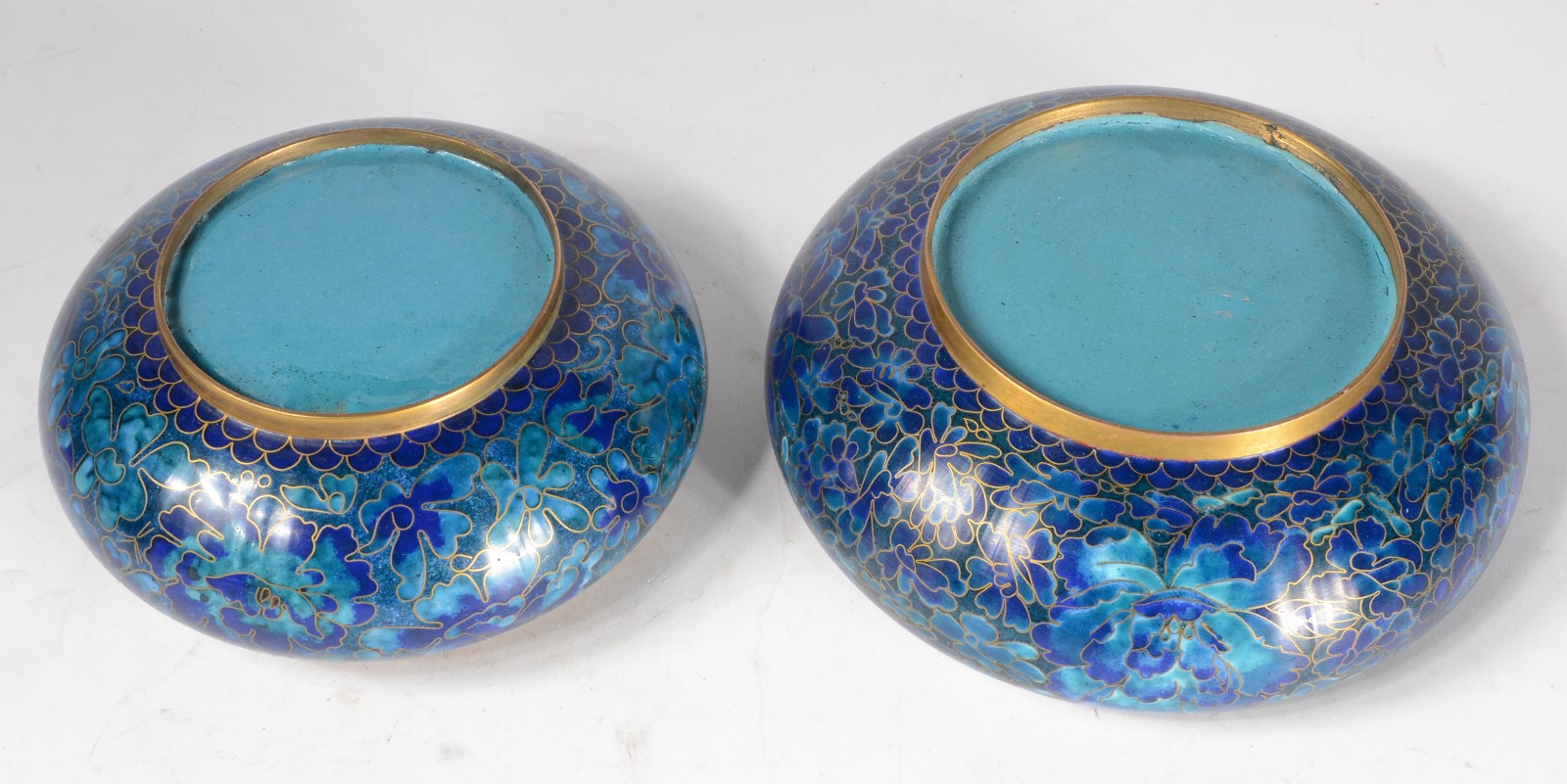 Três peças diversas de cloisoné azul floral, sendo: potiche, bowl e... - foto 4 de 7