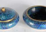 Três peças diversas de cloisoné azul floral, se... - Três peças diversas de cloisoné azul floral, sendo: potiche, bowl e bomboniere.