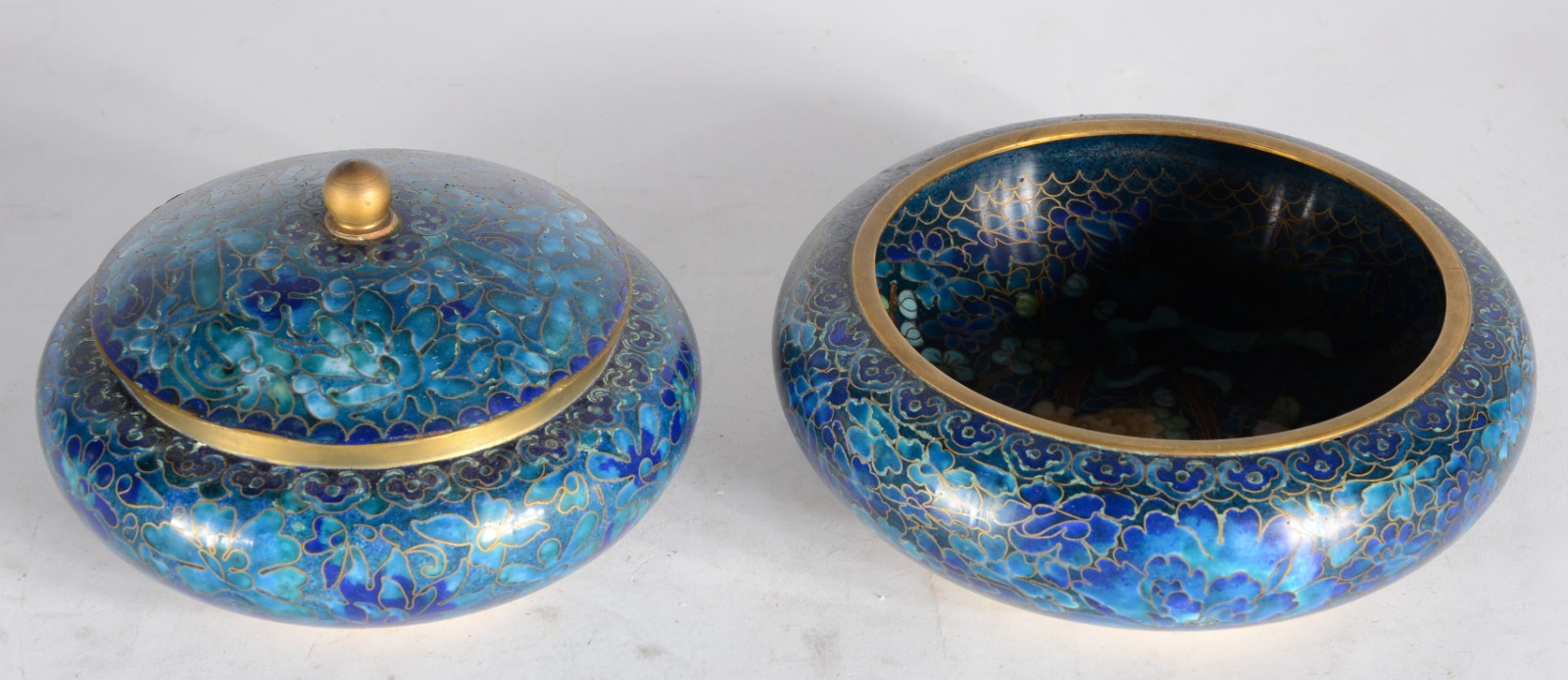 Três peças diversas de cloisoné azul floral, sendo: potiche, bowl e... - foto 5 de 7