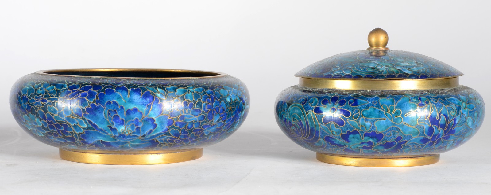 Três peças diversas de cloisoné azul floral, sendo: potiche, bowl e... - foto 6 de 7