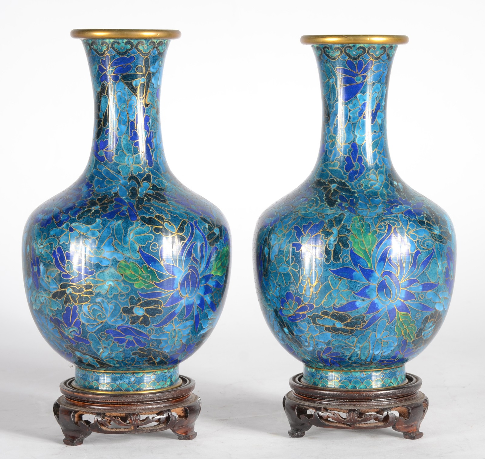 Par de vasos de cloisonné azul floral, bases de madeira. - foto 1 de 5