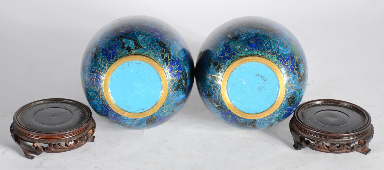 Par de vasos de cloisonné azul floral, bases de madeira. - foto 5 de 5