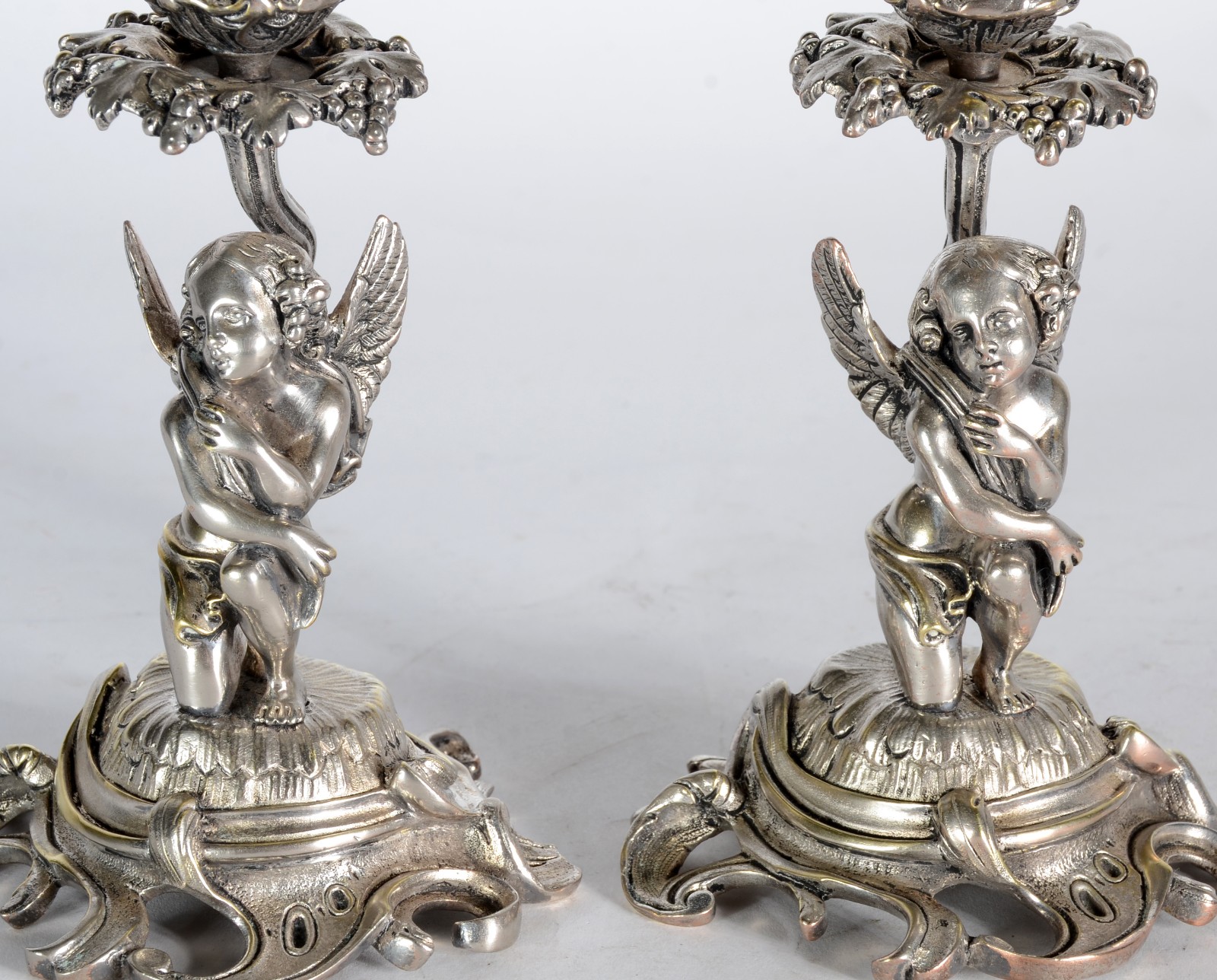 Par de castiçais de metal prateado com figuras de anjos sobre base em... - foto 3 de 4